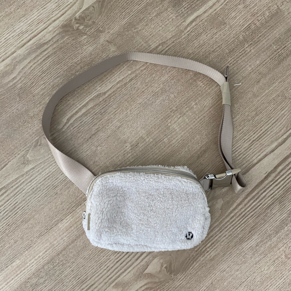 Lululemon sherpa belt bag